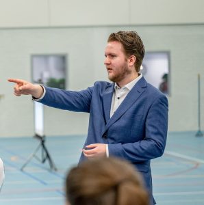 Longsword/Sabre fighting instructor: Jeroen van Wordragen